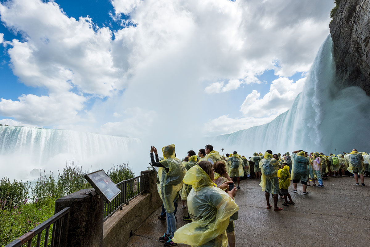 tourist in niagara falls